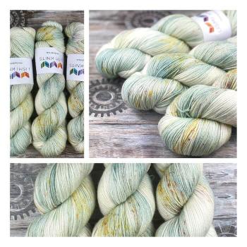 Mersi-handgefärbte-Wolle-Seide-Speckles-light-Meeresgrün
